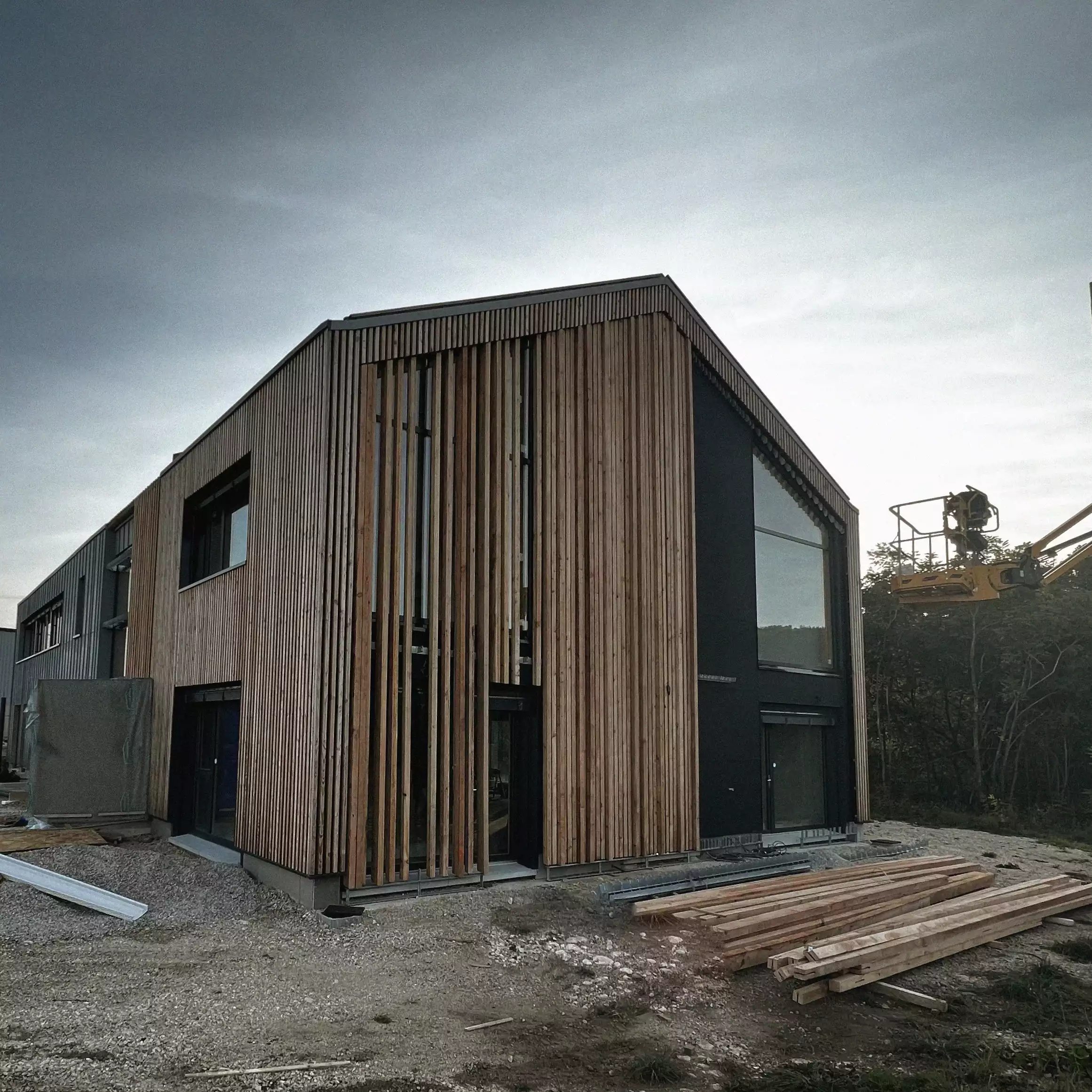 Maison en construction bardane bois et pare-pluie noir