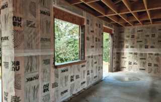 maison ossature bois en construction vue de l'intérieur avec pare-vapeur posé