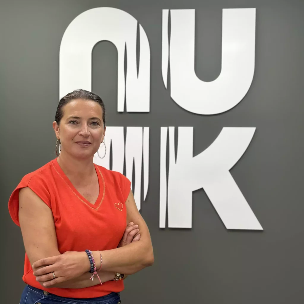 Caroline PP-min Homme debout qui pose bras croisés devant le logo Nuuk