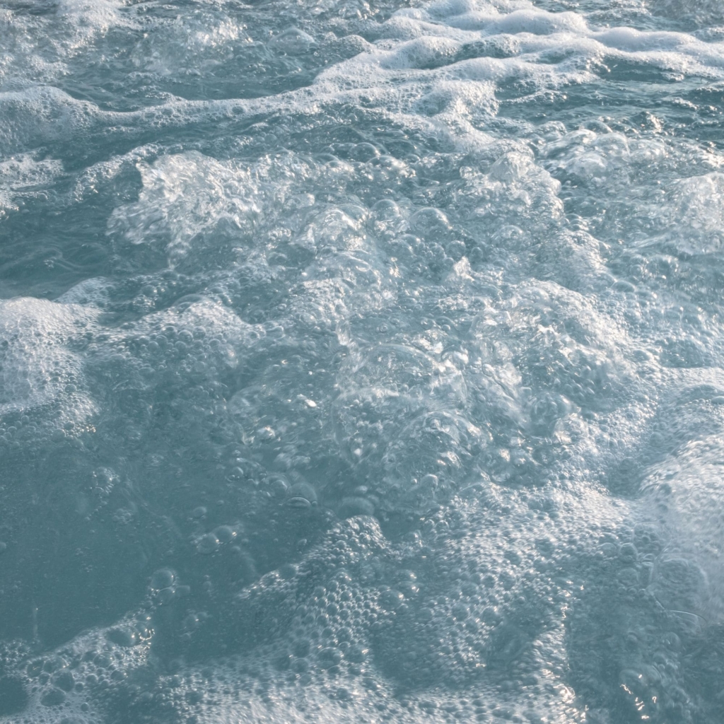 Eau Jacuzzi bâtiment bardage bois respectant la RE2020